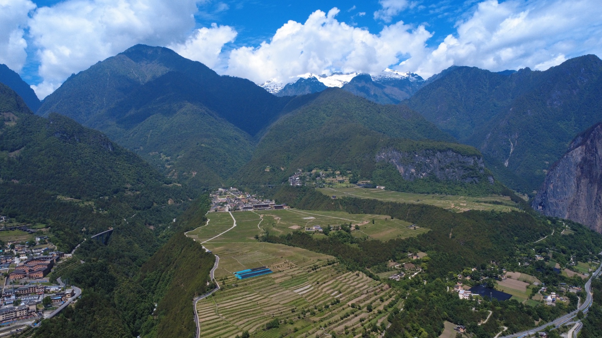 The Bingzhongluo basin under its snow peaks