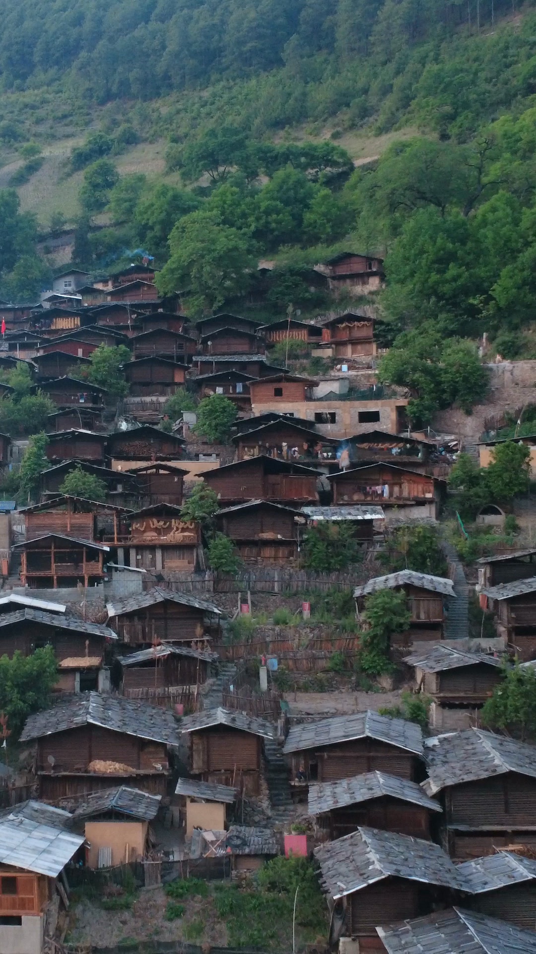 Tongle, a Lisu village of wooden houses