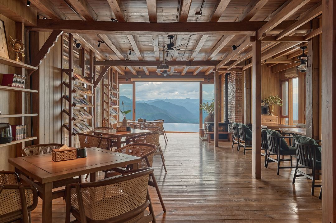 Huke Coffee Manor — the lounge open to the Nujiang valley