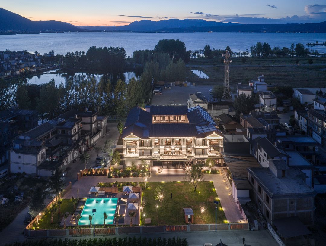 Kaichen Hotel from above — Erhai and the west-shore villages at dusk